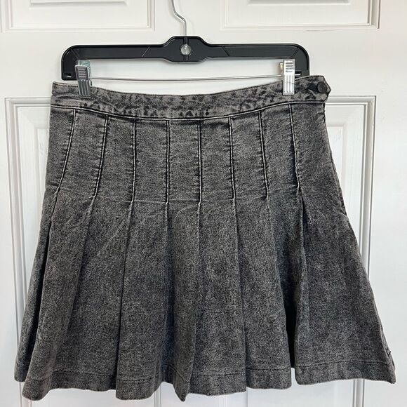 Signature 8 pleated skirt in acid wash black - Picture 3 of 9